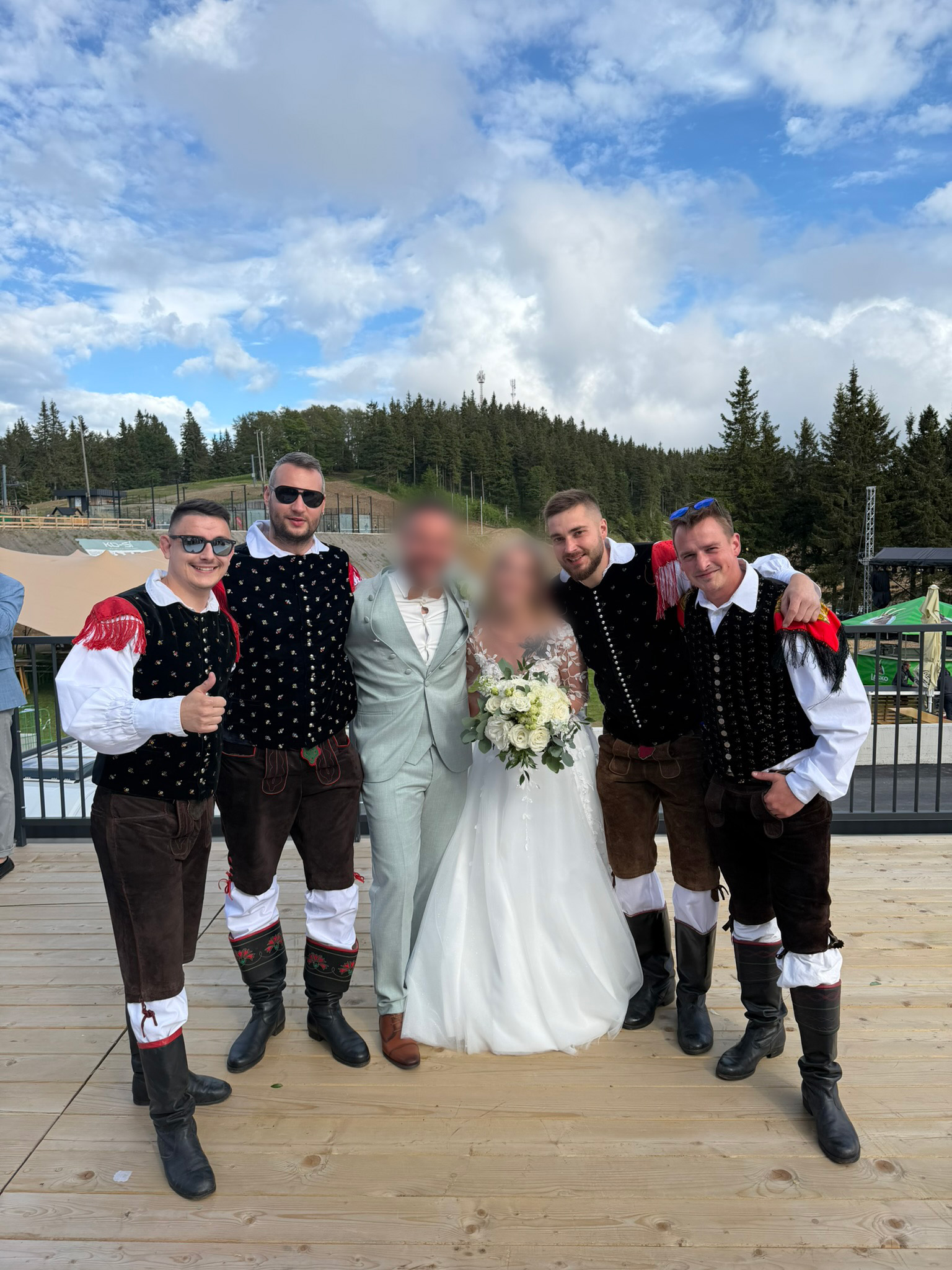 Skupina iTAK z mladoporočencema